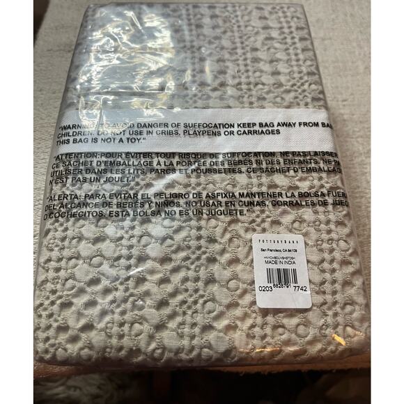 Pottery Barn Standard size Honeycomb Shams 26 x 20“ - Picture 3 of 3